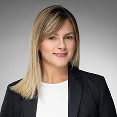 <p>"Das Verst&auml;ndnis f&uuml;r intersektorales Wissen in der politischen Kommunikation ist f&uuml;r Unternehmen von entscheidender Bedeutung, da es erm&ouml;glicht, in einer sich st&auml;ndig ver&auml;ndernden Gesch&auml;ftsumgebung erfolgreich zu navigieren und nachhaltige Beziehungen zu Stakeholdern aufzubauen. Ein sektoren&uuml;bergreifendes Miteinanderlernen, wie es die ISoG BW anbietet, war f&uuml;r mich ein wertvoller Grundstein, um das WIR unserer Gesellschaft zu st&auml;rken."</p> <p><strong>Jelena Dragas, ehem. Senior Beraterin, Public Interest Consultants, Schwarz Dienstleistungen</strong></p>