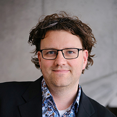 <p>&bdquo;Das Programm hat mir geholfen, die Themen Konflikt, Konfliktl&ouml;sung und -analyse sowie Shareholderanalysen, insbesondere aus den Bereichen Gesellschaft, Zivilgesellschaft und NGOs, zu verstehen. Konkret konnte ich das Wissen bei der Besetzung eines Hauses hier in T&uuml;bingen anwenden. Dabei waren die Themen Konfliktl&ouml;sung und Shareholderanalyse, in diesem Fall der Besetzer, sehr wichtig und haben mich vorangebracht.&ldquo;</p> <p><strong>Marcus Wandel, Leiter Verm&ouml;gen und Bau Amt Baden-W&uuml;rttemberg</strong></p>