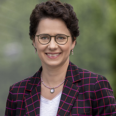 <p>"Der intersektorale Austausch hat&nbsp;eine enorme hohe Bedeutung f&uuml;r die Justiz. Das unterstreicht auch das vergangene Woche von mir gestartete Projekt &ldquo;Zukunftsgerichtet&rdquo;. Hierbei interagieren wir mit den verschiedensten gesellschaftlichen Stakeholdern, um f&uuml;r die Justiz von morgen die besten Bedingungen zu schaffen. Wir vernetzen uns mit allen relevanten Sektoren aus Staat, Wirtschaft und Zivilgesellschaft und erfahren so, wo wir uns noch weiter verbessern k&ouml;nnen und wo wir noch breiter, transparenter und moderner aufgestellt sein m&uuml;ssen. Auch f&uuml;r den Bereich Migration gilt, dass wir nur mit einer engen intersektoralen Zusammenarbeit diese immense gegenw&auml;rtige Aufgabe so l&ouml;sen k&ouml;nnen, dass am Ende der gesellschaftliche Zusammenhalt bestehen bleibt."</p> <p><strong>MdL Marion Gentges, Ministerin der Justiz und f&uuml;r Migration Baden-W&uuml;rttemberg</strong></p>