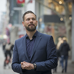 <p>"Lokale Wirtschaft &ndash; egal ob Handel, Kultur oder Gastronomie &ndash; funktioniert immer im Spannungsfeld der Sektoren.<br />Wenn wir unsere St&auml;dte lebendig, bunt und wirtschaftlich gesund halten wollen, ist ein besseres Verst&auml;ndnis zwischen den verschiedenen Akteuren unerl&auml;sslich."</p> <p><strong>Sven Hahn, ehem. Gesch&auml;ftsf&uuml;hrer, City-Initiative Stuttgart e.V.</strong></p>