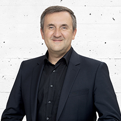 <p>"In meiner beruflichen Laufbahn bei der mit Landesagentur e-mobil BW beim Wirtschaftsministerium Baden-W&uuml;rttemberg und heute beim appliedAI Institute, habe ich erlebt wie unterschiedlich die Welten Politik, Verwaltung, Wirtschaft und Gesellschaft arbeiten. Die ISoG BW hat mir geholfen diese perspektiven miteinander zu verbinden und Transformation als Br&uuml;ckenbauer heute bewusst und intersektoral zu gestalten."</p> <p><strong>Dr. Wolfgang Fischer, Director Operations, Project and Policy, appliedAI Institute for Europe gGmbH</strong></p>