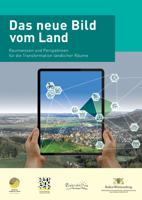 Eine Hand hält ein Tablet, das eine digitale Karte mit Symbolen für ländliche Transformation zeigt, vor einer malerischen Landschaft.